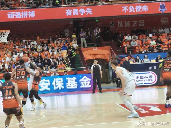 山东高速男篮主场大败上海：一场让人″坐不住″的告别